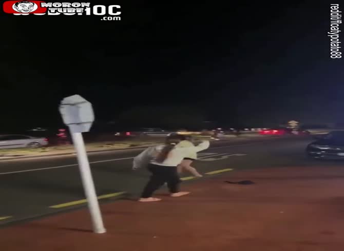Video :After striking many vehicles, the driver leaves the area
